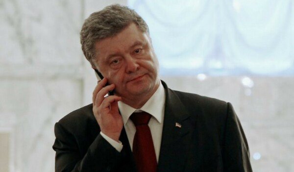 Probubnist's tweet image. Сегодня всю ночь Трампу названивал какой-то пьяный мужчина, то клялся в верности, то угрожал, потом попросил денег и захрапел в трубку.