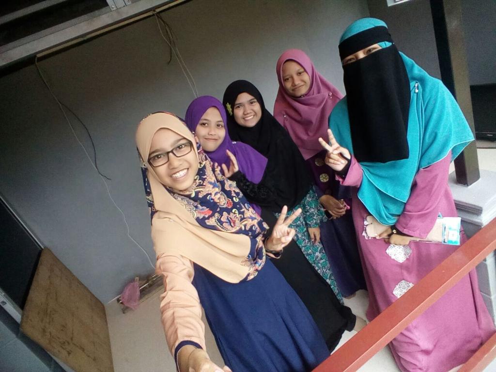 nureenmaira's tweet photo. Mungkin aq ni nmpk seorg yg ceria,always happy go lucky..tpi sebenarnya aq lain... https://t.co/rGL2YLwWc5