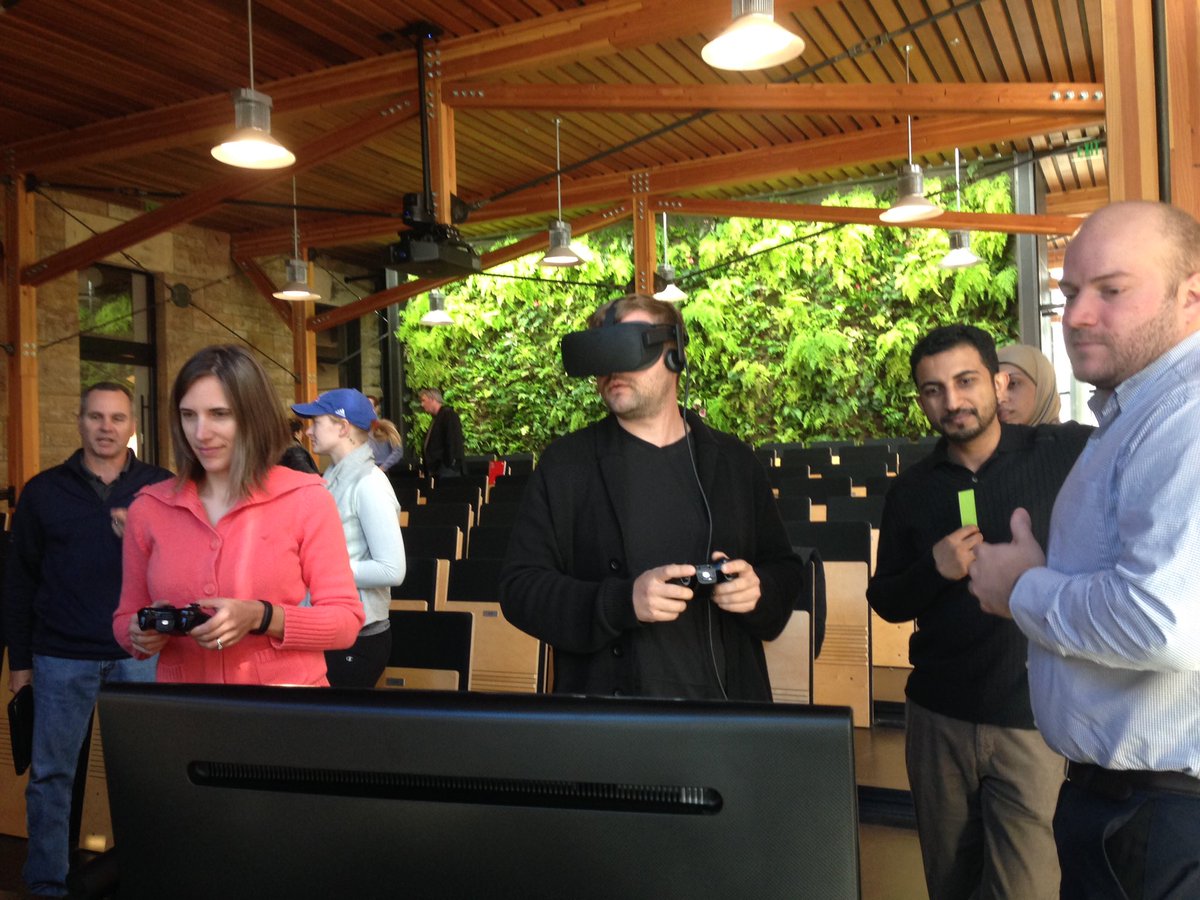 Students try out #VirtualReality - Thank you <a href="/M_H_Architects/">M+H Architects</a> for sharing! <a href="/kuarchitecture/">KU Architecture</a> #architecture