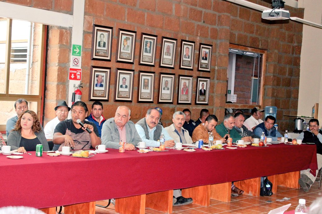 CoallaTino's tweet photo. @SCT_mx #Michoacán reunión coordinación estatal acompañado por Comisario @PoliciaFedMx, Francisco Galván.@gruizesp https://t.co/BweaNJq26s