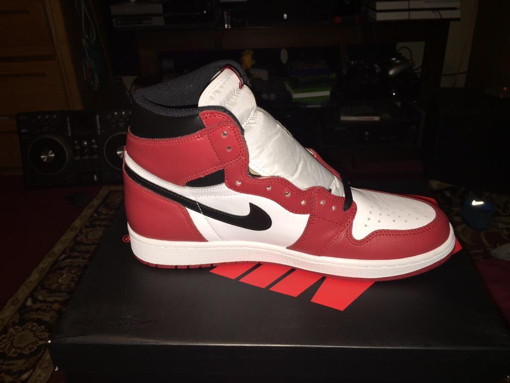 retros4U's tweet photo. DS Sz 10.5 https://t.co/m8M0kzeyjl RT Pls @NikeLawd @Deadlaced @Buyandsellkickz @InaboxKicks @CopThese @SneakerCell https://t.co/aym77DehYv