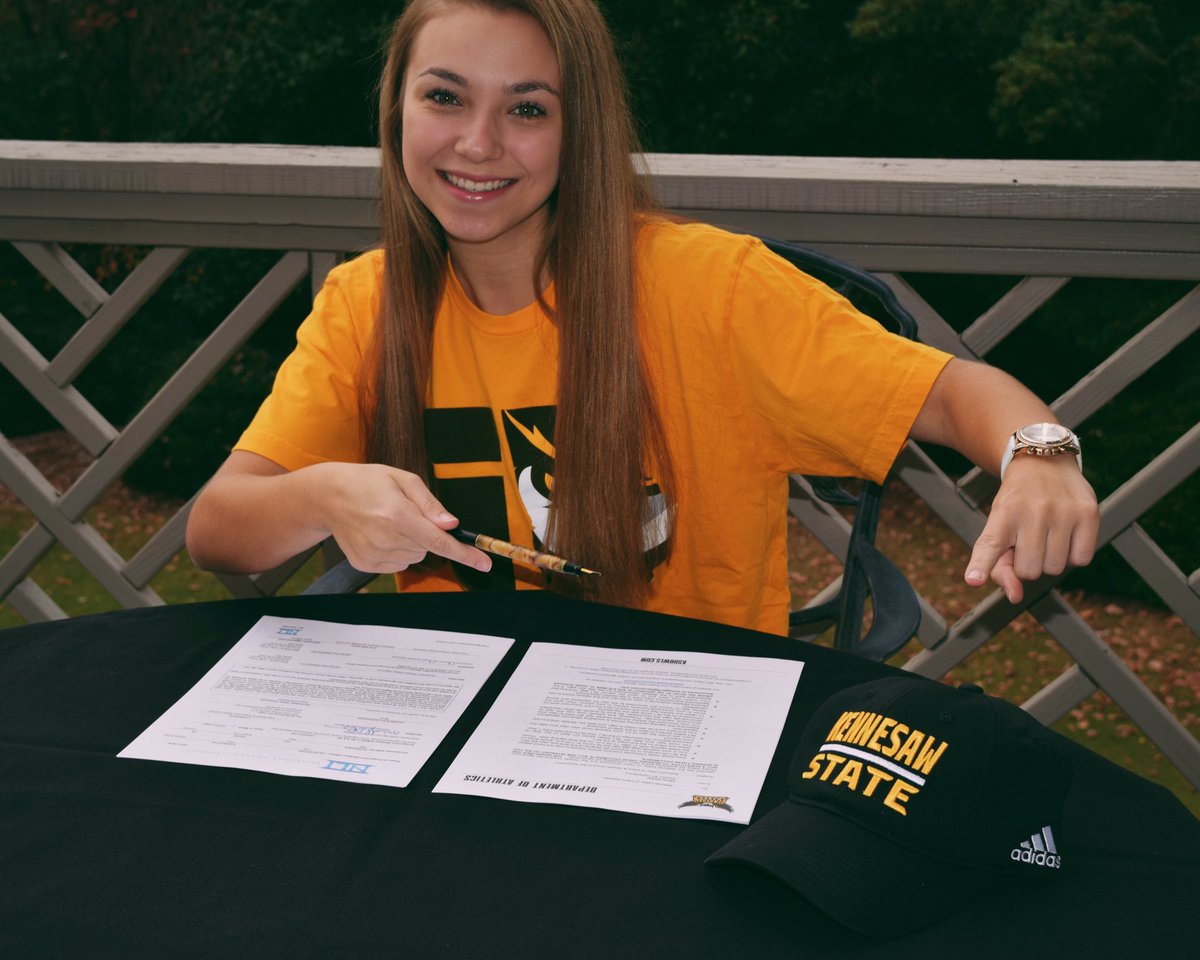 SamanthaGladste's tweet photo. Guess hoo signed their NLI today?🐣 https://t.co/l2s1JFmn6P