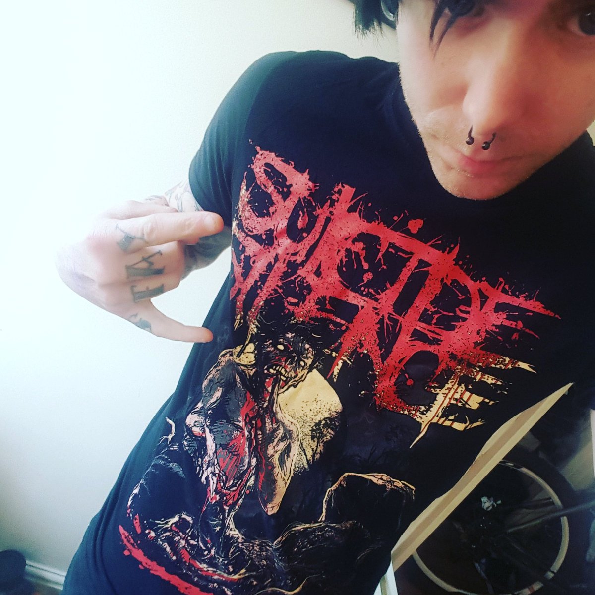 Bmxmouse's tweet photo. #suicidesilence  #fingertattoos #septumpiercing #deathcore #plugs https://t.co/5nSlvgKYD9