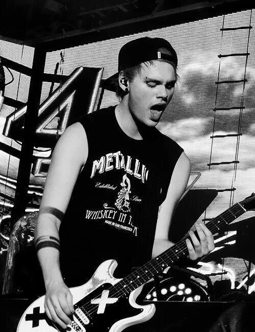 5sos_pollls's tweet photo. RT to bless someone's timeline https://t.co/CfH5fmw4v9