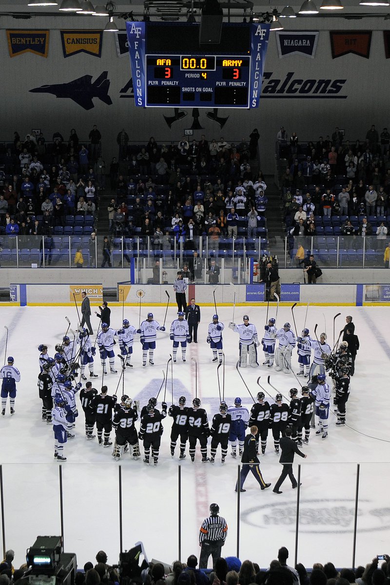 collegehockey's tweet photo. Happy #VeteransDay and #RemembranceDay. We salute all of those who have served. https://t.co/WVyPkYJXC3