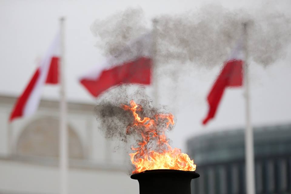 RuchPolskiejPra's tweet photo. 98 rocznica odzyskania Niepodległości przez Polskę!
Wdzięczni Bohaterom! Dumni z Naszej Ojczyzny!
#Polska #Wolność #Niepodległość https://t.co/RBmK4PrvQf