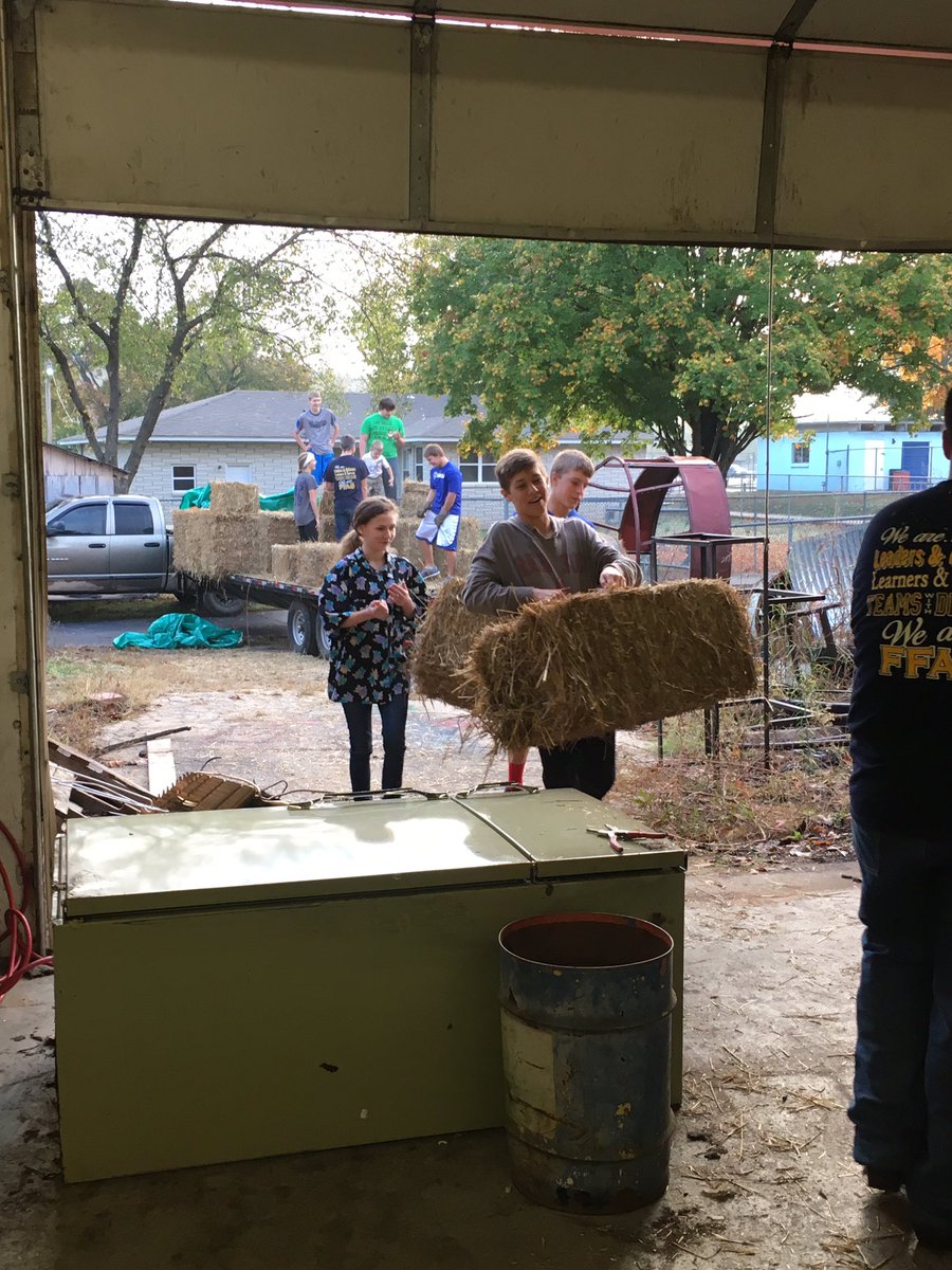 Seneca_Mo_FFA's tweet photo. #barnwarming preparations are underway. https://t.co/NQuQ6oZZTM