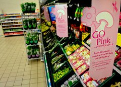 TescoCZ_MEDIA's tweet photo. Tesco, dodavatelé a zákazníci vybrali přes milion korun na podporu boje proti rakovině prsu. #gopink #MammaHELP #děkujeme https://t.co/OcnZ0IJcX6