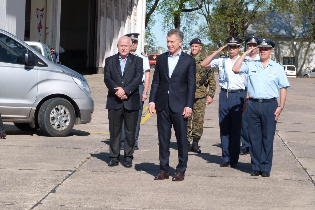 El Presidente visitó la IIIBrig Aer y se reunio con el jefe de la Armada Argentina Cwa0fLnXUAAy5CH