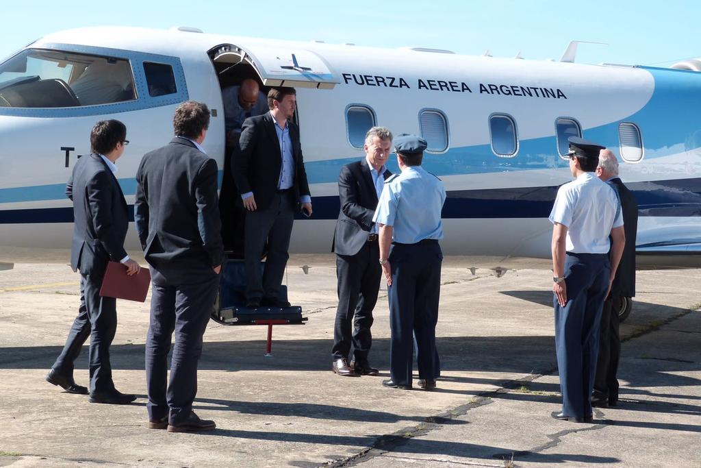 El Presidente visitó la IIIBrig Aer y se reunio con el jefe de la Armada Argentina Cwa1pnIW8AUGbUP
