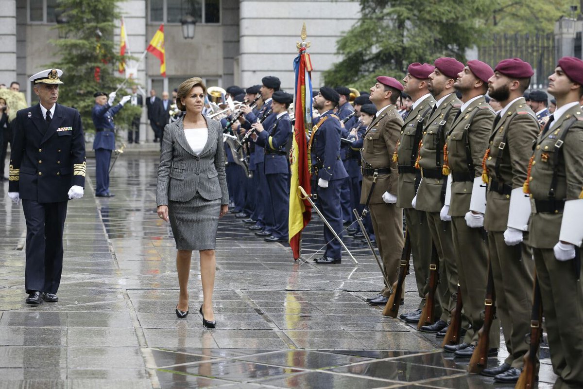 Defensagob's tweet photo. La ministra de Defensa @mdcospedal pasa revista a la fuerza a su llegada al @Defensagob para tomar posesión de su cargo https://t.co/AlzKnBxf5U