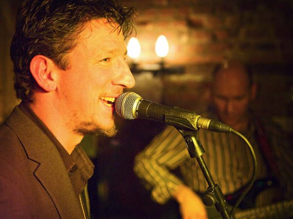 Tonight guitarist/singer Ben Smith will be performing @RadcliffeArms in #Hitchin: aboutmyarea.co.uk/Hertfordshire/… @guitar_benny