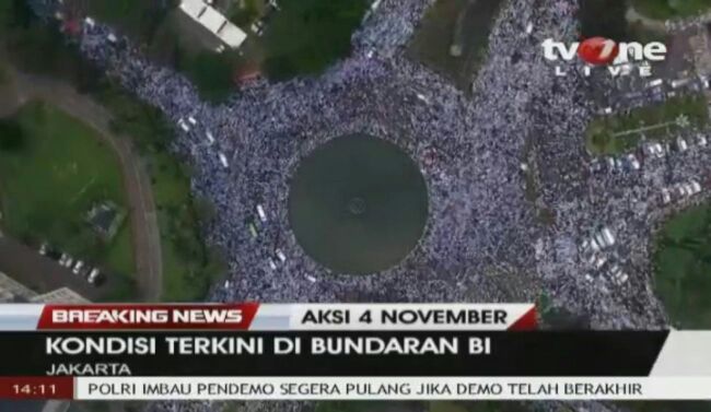 h_elshirazy's tweet photo. Ketika Al Qur'an memanggil, ratusan ribu datang dari seluruh penjuru Indonesia. Datang dg tertib, damai, dan cinta. https://t.co/VRycvL3tVT