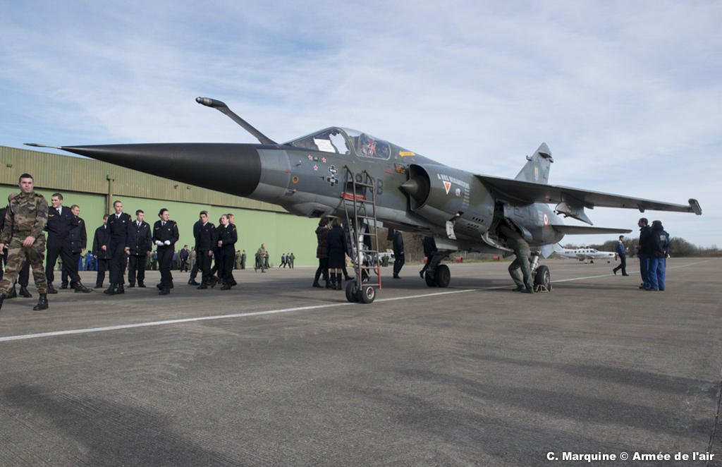 فرنسا تخطط لبيع دزينه من مقاتلات Mirage F1 الفائضه الى الارجنتين  CwaEi2PUQAEuGnX