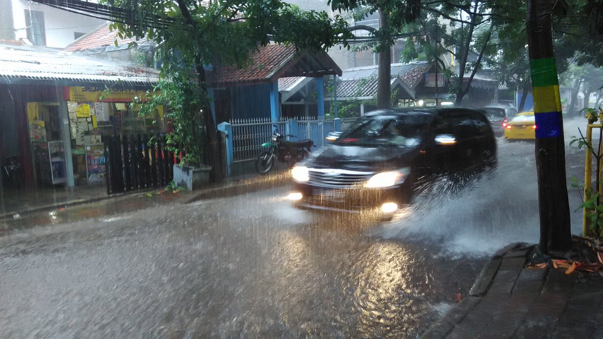 TNyiwit's tweet photo. Jl. Sariasih Sarijadi tiap hujan besar. Pas buat event offroad...😜 cc. @ridwankamil @dbmpkotabdg @KelSarijadi @KecSukasari https://t.co/ep7l7XWJdE