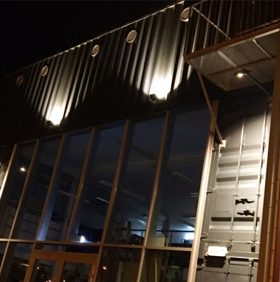 Norway`s first office building of shipping containers setup in Oslo (port). 
#boxlifestyle #BNS #containers #containermodules #modusdesign