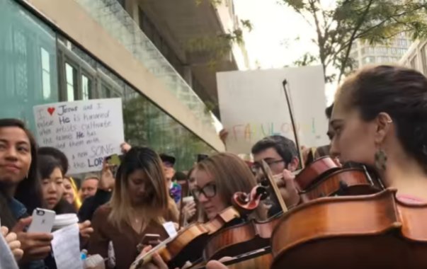 Les étudiants de la Julliard School se mobilisent avec leurs instruments contre l’intolérance francemusique.fr/actu-musicale/…