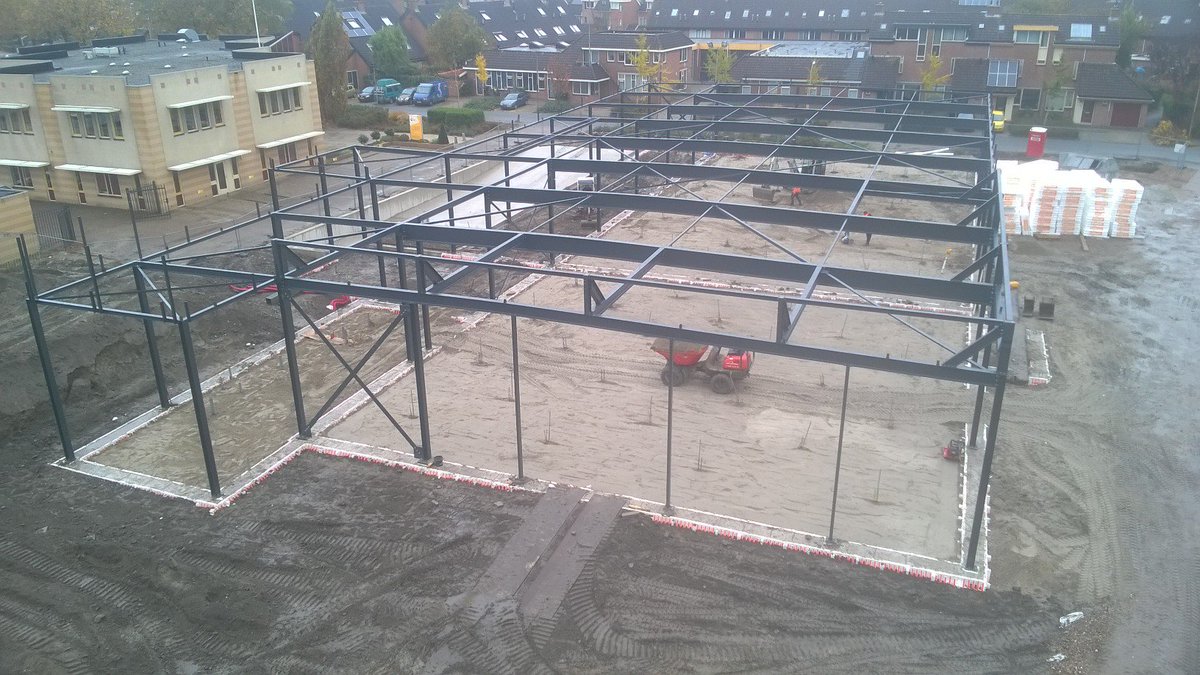 Hecongroep's tweet photo. Druk bezig met een nieuwbouw van Aldi in Enkhuizen, vorige week 260 meter funderingsbalk gestort, vandaag staat de staalconstructie al! https://t.co/PWkL1uTVo0