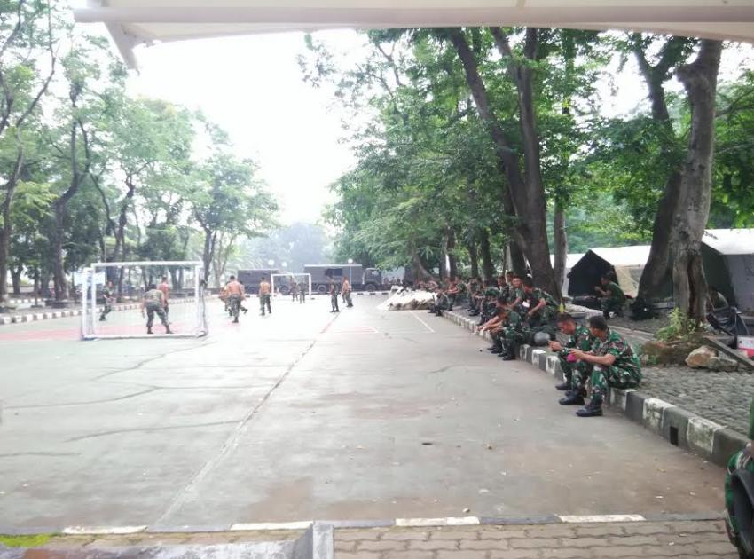 tropongsenayan's tweet photo. Demo 4 November, Aparat Keamanan di Gedung DPR Justru Main Bola https://t.co/nLJLHBuuG0 https://t.co/jcc26TSZiR