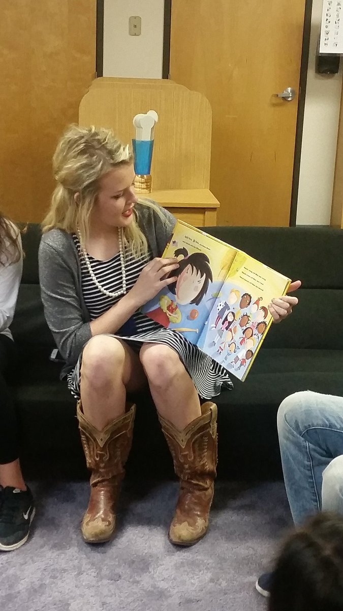CelesteElem's tweet photo. High school students reading on this last football friday to Mrs Pettit's 2nd grade @thecelesteisd https://t.co/O1vIJoFNzL