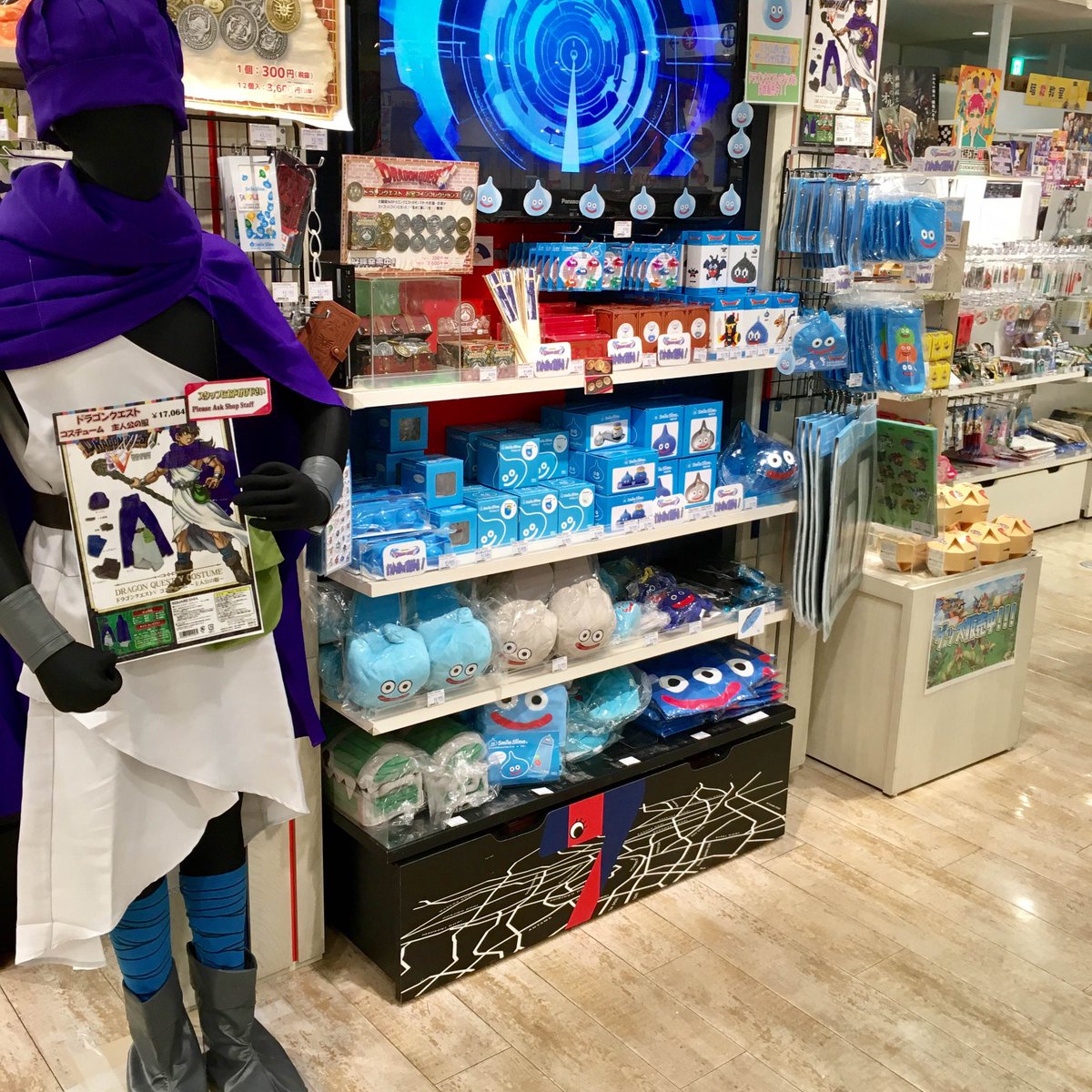 テレビ局公式ショップ ツリービレッジ ゲームコーナー ドラゴンクエスト 売場にて オフィシャルショップ限定グッズが多数入荷 スライムサブレ や 砂時計 などなど 売場には 主人公の衣装を着たマネキンも もちろん衣装は売っております お