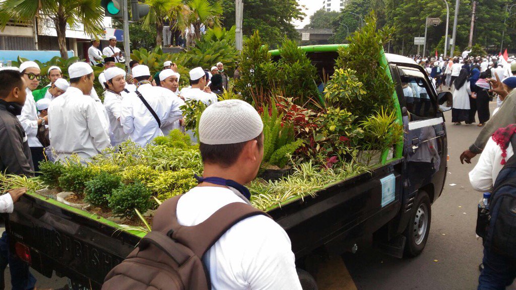 mahendradatta's tweet photo. Ini lucu nih,sebel diplintir ngerusak taman sama si media yg td diusir2 peserta aksi.Ada yg nyiapin tanaman https://t.co/nuVg4CqaoK