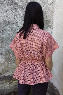 Malevosa's tweet photo. Camisa estilo Japonés. Modelo talla 36-38. Ya disponible en la web onlinehttp://malevosa.com/shop/ichi/blusa-salmon-estilo-japones/ https://t.co/TDQw0y96Aq