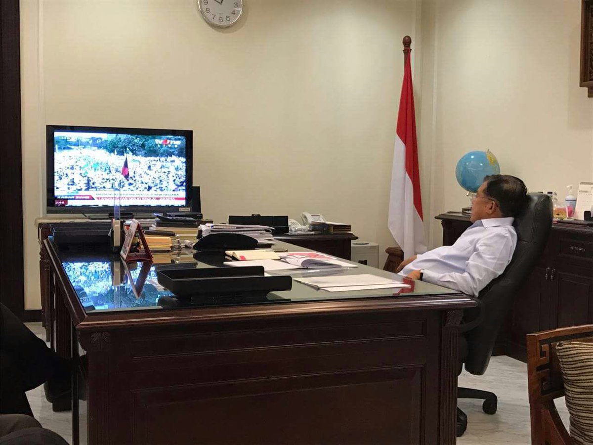 Apa yaa yang Ada di hati nurani pa JK melihat ummat se banyak ini yang terluka dan ingin jumpa presidennya.., ?