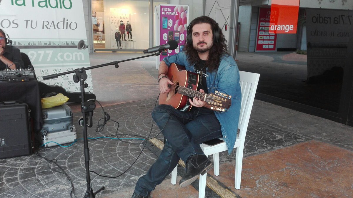 Silvia_TomSan's tweet image. Programón desde @MN4CC con @Jandro y su #Impro3 y  @franfermusica con su guitarra de 11 cuerdas! @teatroolympia @XimoRovira977 @977radio