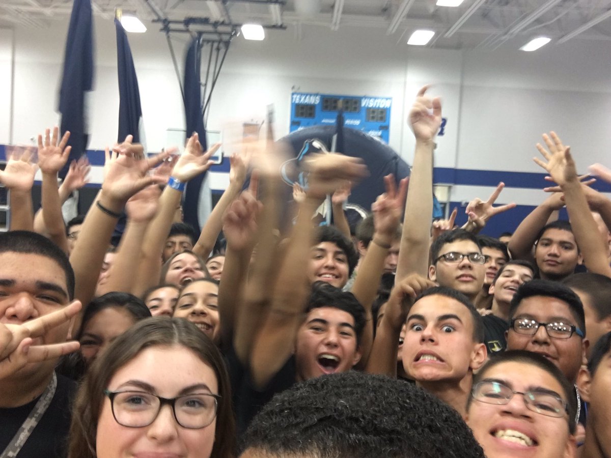 NateGriffFOX26's tweet photo. #FridayFootballFever on @Fox26Houston f|@SamRayburnHS @PasadenaISD_TX #HowToHouston VOTE!!! https://t.co/FgtQPYpTyz