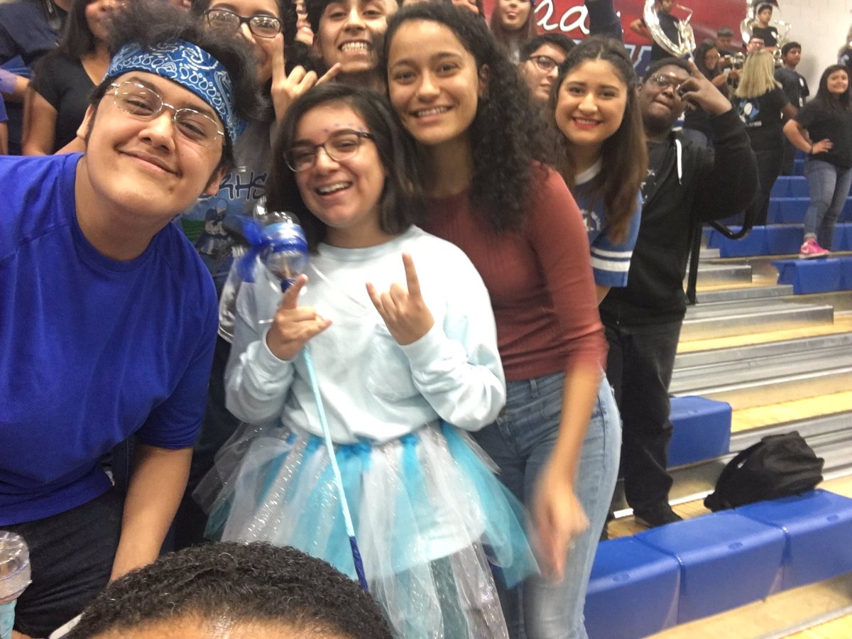 NateGriffFOX26's tweet photo. @SamRayburnHS @PasadenaISD_TX @Fox26Houston #HowToHouston #FridayFootballFever https://t.co/2MGeY7TTKt
