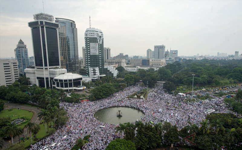 MCAOps's tweet photo. Hari ini tercatat dalam sejarah sebagai aksi demonstrasi terbesar di Indonesia #AksiDamai411 https://t.co/4GCGTDjHYM