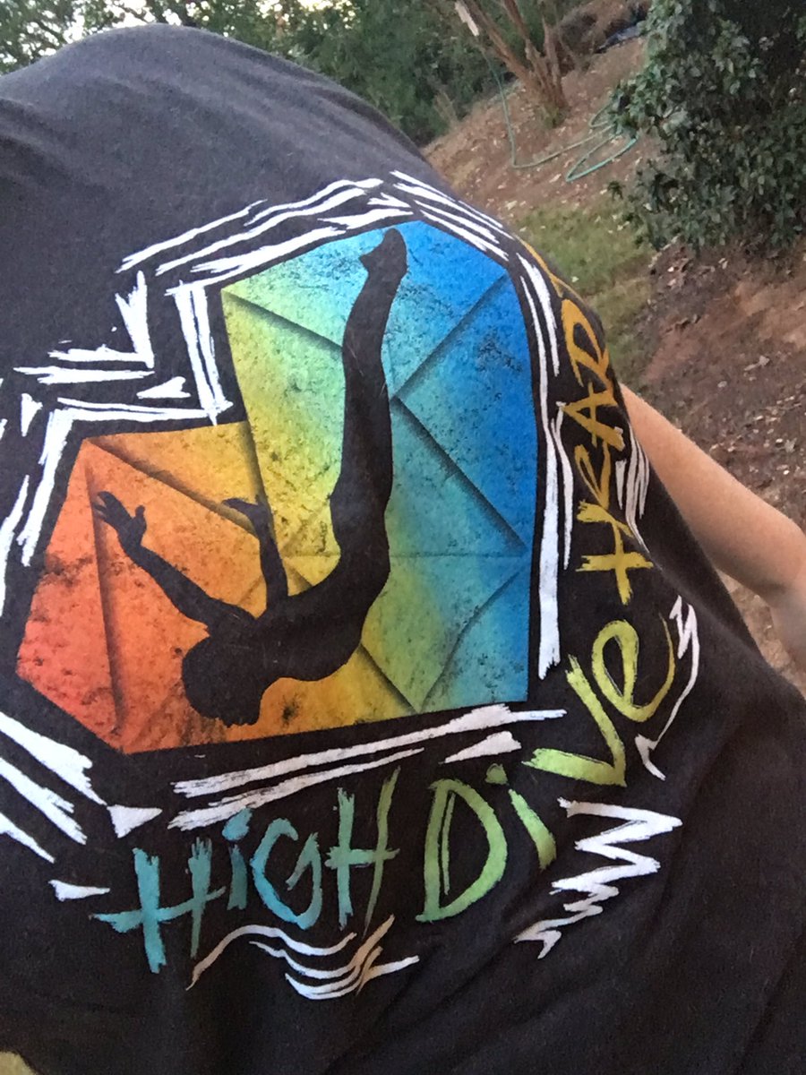 elledutton's tweet photo. Headed out for my morning jog in my new concert #swag from my band #crush of the year @HighDiveHeart 💕 #highdiveheart https://t.co/Mv45PWfWFK