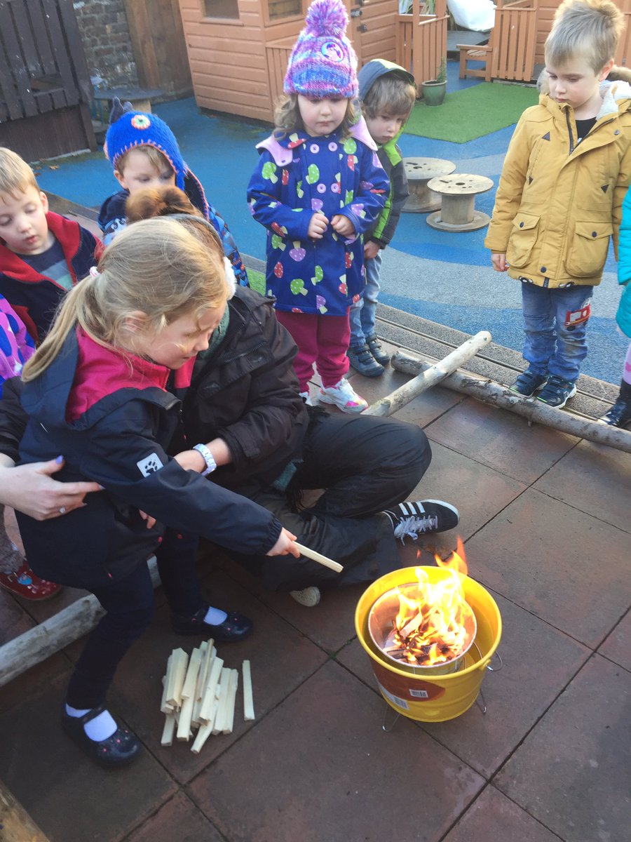 wellsidekg's tweet photo. Toasting some marshmallows and learning about bonfire safety #keepsafe #novemberthefifth #Yummy https://t.co/df0UIeXBiY