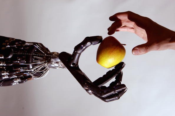 DeepLearn007's tweet image. #ArtificialIntelligence #technology to teach #Robotics human skills - Shadow Robot's hand holds an apple #robot #rt latinoshealth.com/articles/19313…