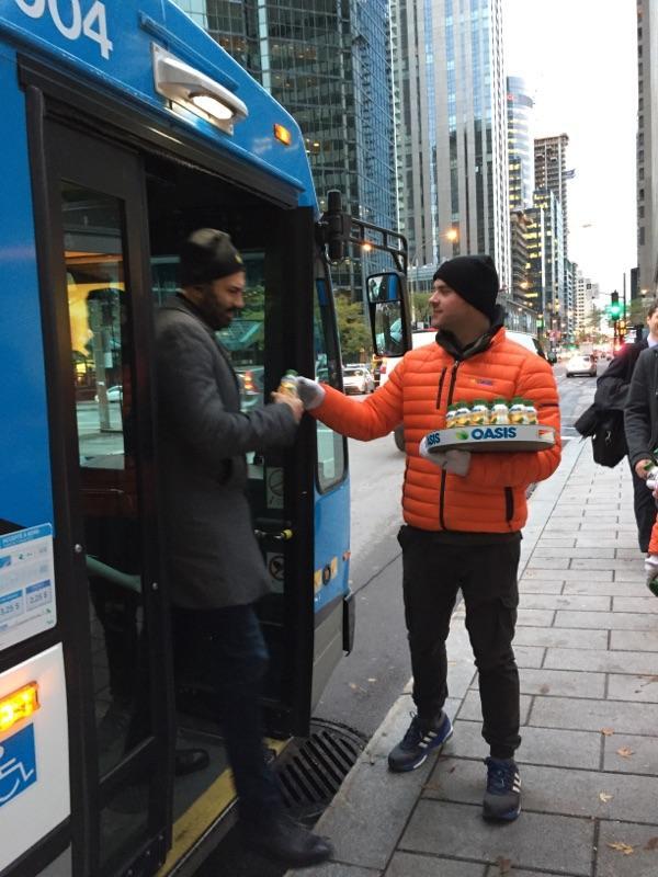 Oasis, un jus vraiment près du fruit…et vraiment près de vous. On vous attend près de l'orangeraie au coin des rues Peel et René-Lévesque!