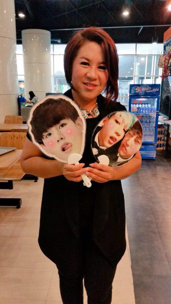Iamon_MB's tweet photo. -รูปที่ป๊าต้วนทวิตแคปชั่น "Sweet"
-ม๊าแบมกับพัดมาร์คแบม
-แอคที่ม๊าต้วนฟอล
-กินข้าวด้วยกันสองครอบครัว
แม่ยกตกงานค่ะงานนี้ 55555 #MarkBam https://t.co/2ntrUgrCaP
