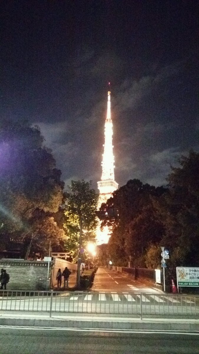 AVISJP's tweet photo. 秋の夜、お散歩しながら東京タワー🗼 https://t.co/kweb7QhK7t