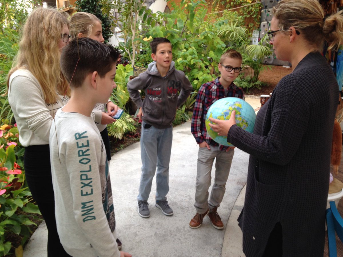 Met leerlingen van <a href="/CalvijnCollege/">Calvijn College</a> ervaren we (en leren we over) het tropisch bos <a href="/OmniumGoes/">Omnium sport en recreatie</a> tijdens de #wereldreisdoorgoes.