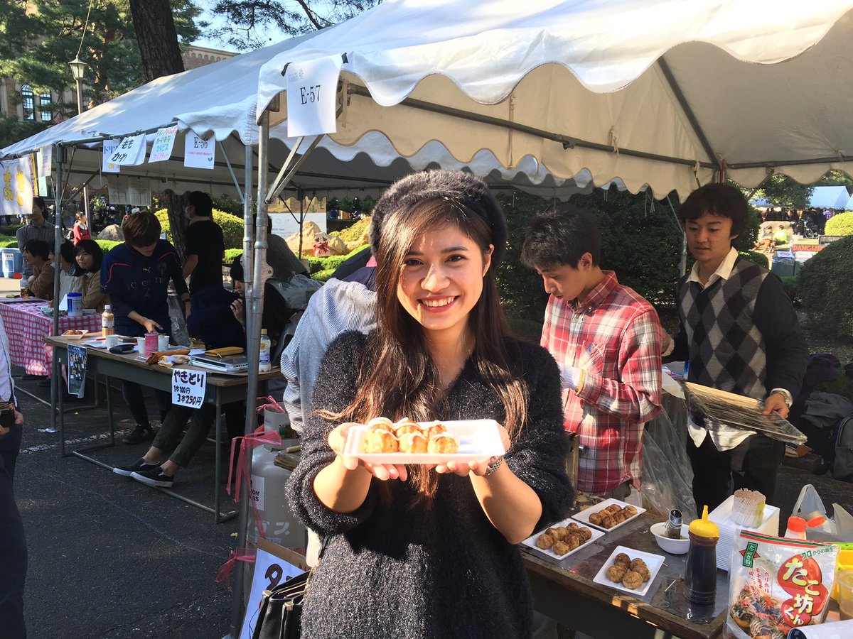 miss_hit16's tweet photo. 一橋祭1日目が終了いたしました！！✨

本日はエントリーNo.5のグェンフォーンニーさんがビラ配りを手伝ってくれました😊

明日も候補者のある方がビラ配りを手伝ってくれるので、是非見かけたらビラを受け取ってください💃 https://t.co/yeBBcrAa0i