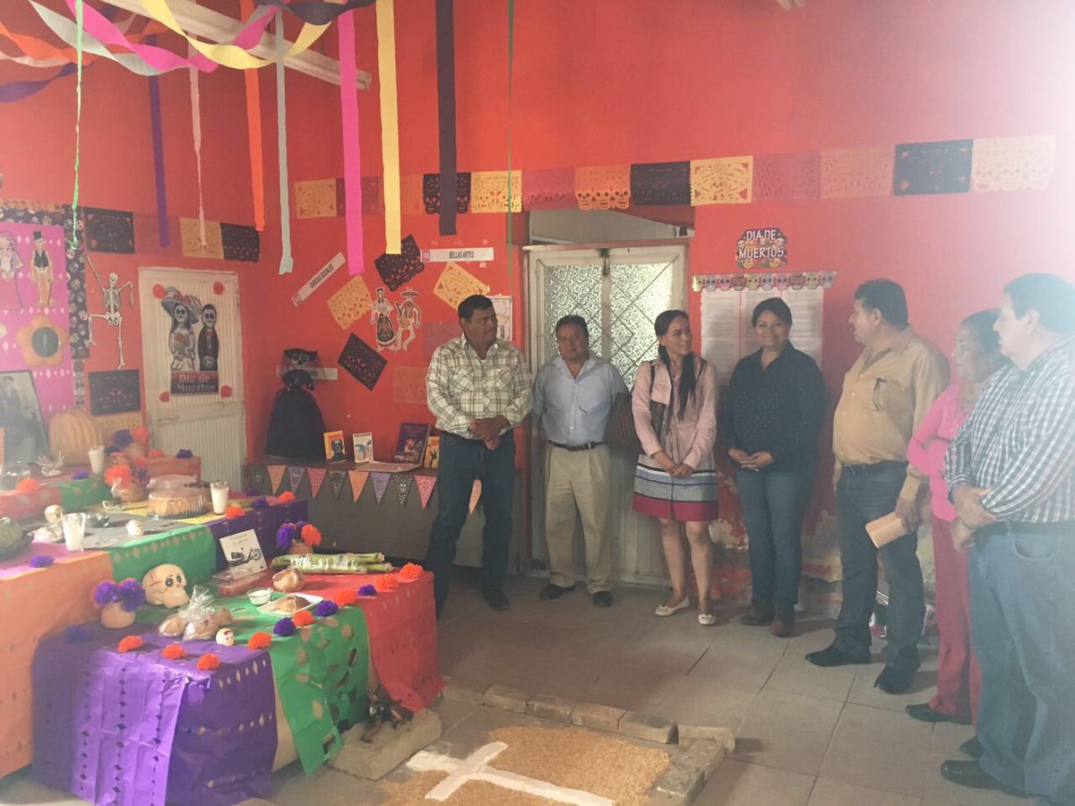 marcela_enriqez's tweet photo. Estuvimos en la Villa de Gregorio García en el concurso de altar de muertos y entrega de apoyos! @ISABELCHAR @LetyHerreraAle https://t.co/ggDhxUs7Hz