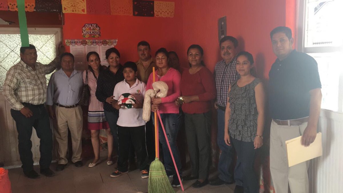 marcela_enriqez's tweet photo. Estuvimos en la Villa de Gregorio García en el concurso de altar de muertos y entrega de apoyos! @ISABELCHAR @LetyHerreraAle https://t.co/ggDhxUs7Hz