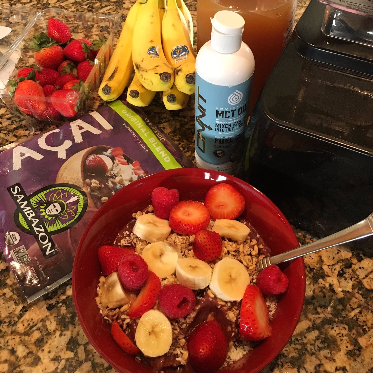 GregLutzka's tweet photo. Morning Goodness 🙌🏼 @Sambazon @Onnit #purepositiveenergy #Acai 🍇🍓👌🏼 https://t.co/amyCb0b2r5