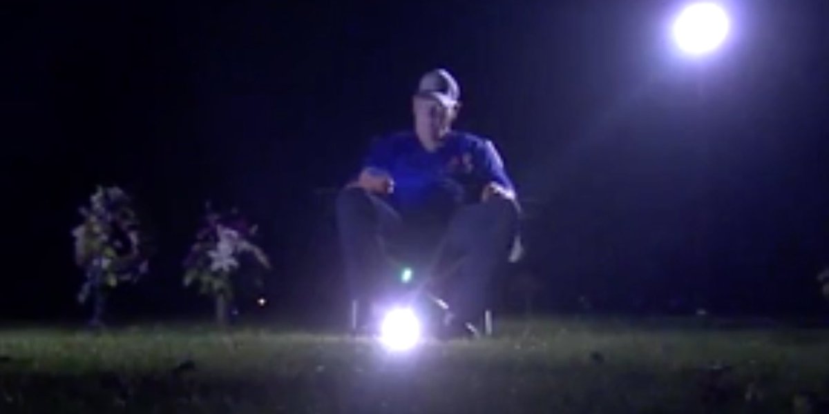 HuffPostCanada's tweet photo. Cubs fan fulfills pact by listening to World Series at dad's grave https://t.co/Ql45ZNNUzC https://t.co/8ex1YjbdIT