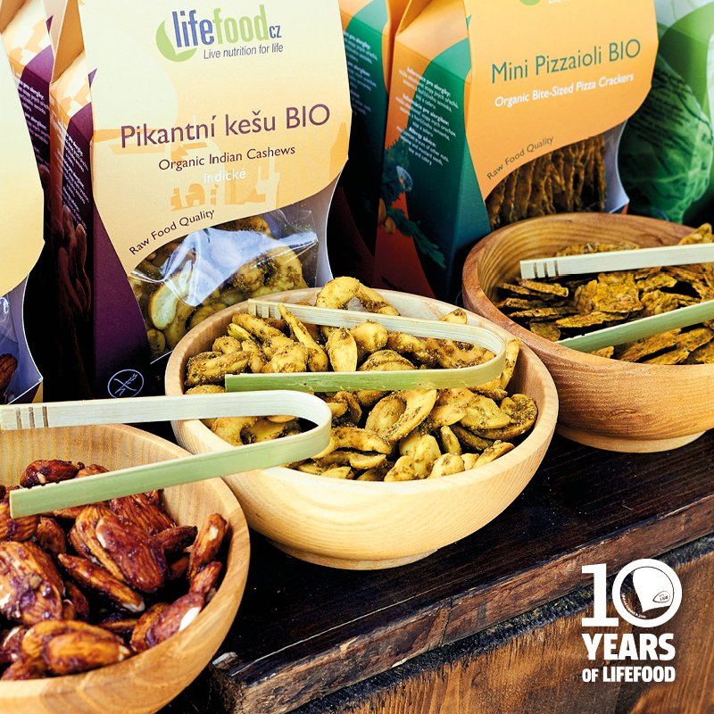 Lifefood_en's tweet image. Friday night treats! What's your favourite? bit.ly/2fLOyZb #glutenfree #snacking #FridayFeeling