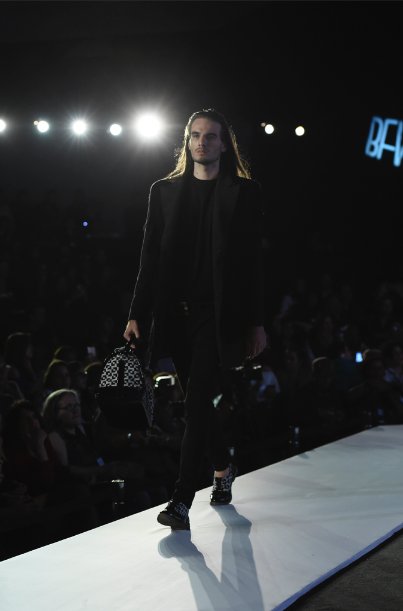 BogotaFW's tweet photo. Jimmy Egas presentó su colección "Tiempos de oscuridad” en #MICSUR2016, una gran propuesta para la moda masculina 🎩👌 #BOGFW https://t.co/aQsxLaYPVp