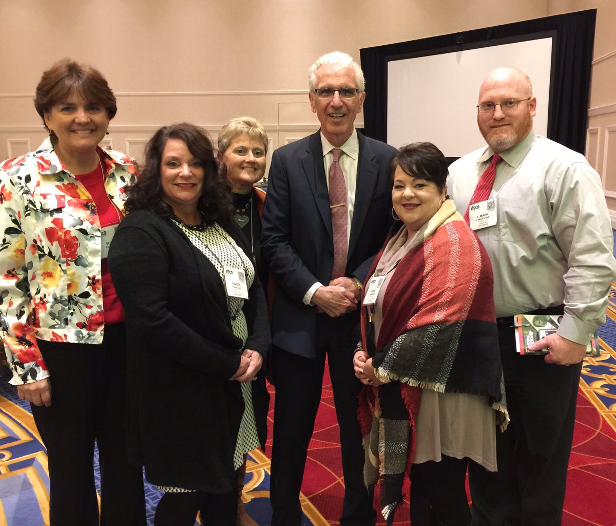 jmarksmith1's tweet photo. #CCSDLeaders with @robertjmarzano at the #ASCDCEL16 conference! https://t.co/CSSivfDZH0