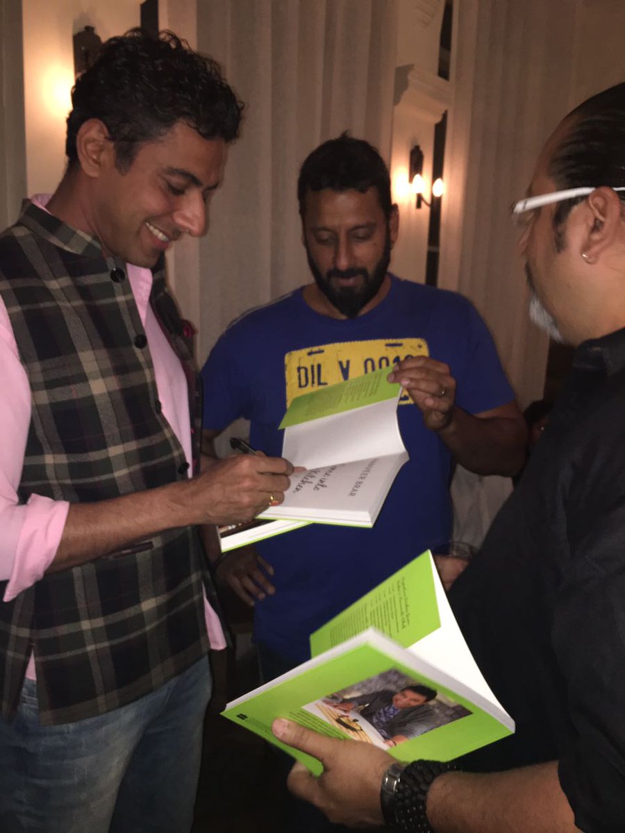 RanveerBrarFP's tweet photo. All smiles :) @ranveerbrar @rockyandmayur @HarperCollinsIN #CIMKLaunch https://t.co/ciMdj7wmKy