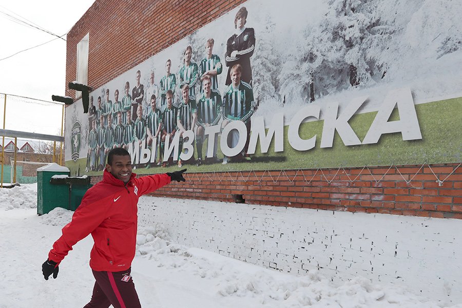Як на Росії тренуються на снігу в лютий мороз - фото 1