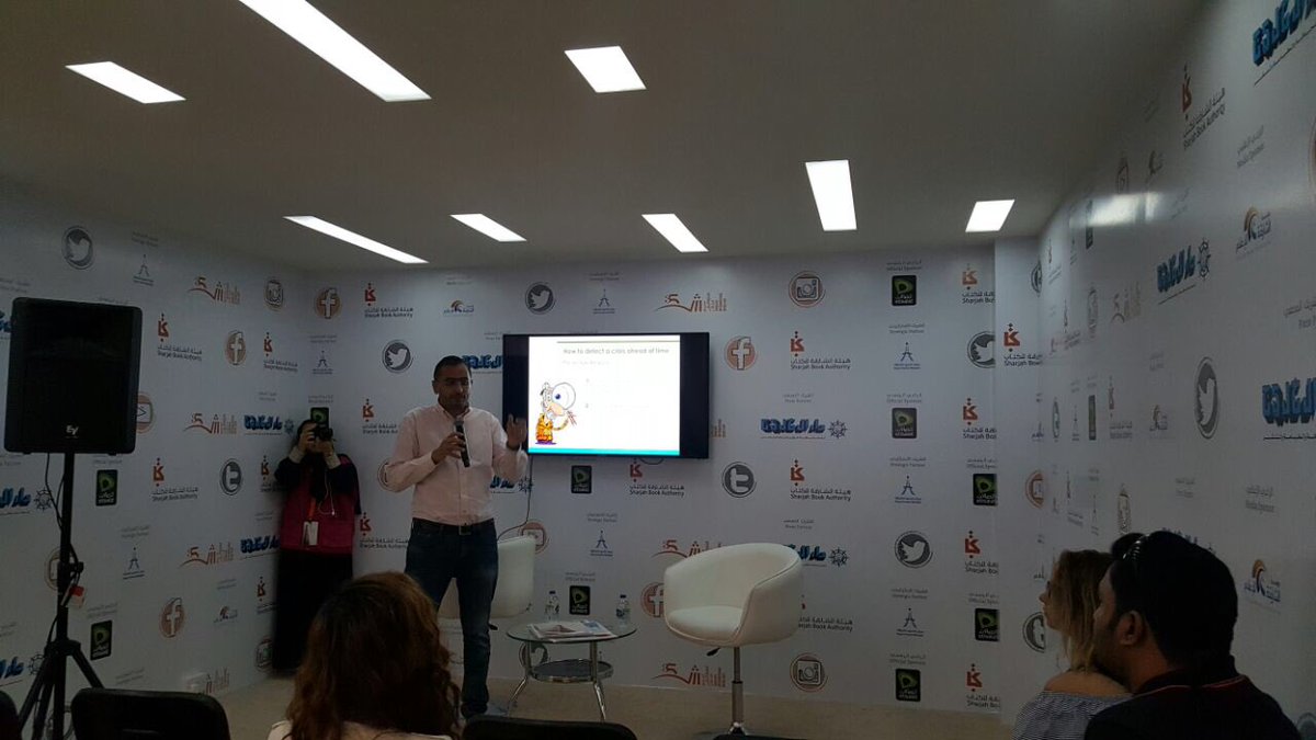 SMCUAE's tweet photo. مروان النمر يشارك معلومات و أمثلة عن إدارة الأزمات في الاعلام الاجتماعي في جلسة اليوم اليوم في  #معرض_الشارقة_الدولي_للكتاب https://t.co/Dk2sNj31ge